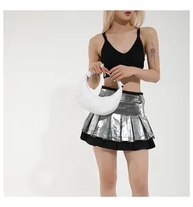 Détail du sac demi-lune blanc avec coutures minimalistes et poignée épaisse