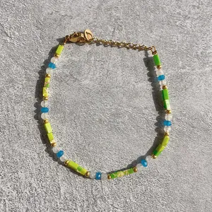 Pulsera artesanal con piedras imperiales verdes, cuentas azules y perlas de agua