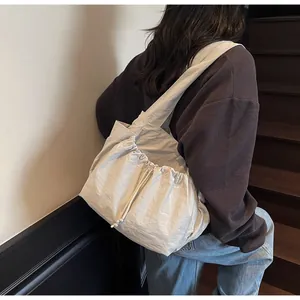 Detail der Nylon-Kordelzug-Tasche mit plissierter Textur und großem Fassungsvermögen