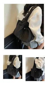 Detail der schwarzen Nylon-Tasche mit Kordelzug und verstellbarer Metallschnalle