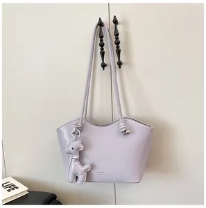 Detailansicht lila Shopper Tasche mit Wellenrand und süßem Giraffen-Lederanhänger