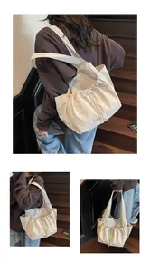 Detail der Nylon-Einkaufstasche mit Plissee-Design, Kordelzug und großem Innenraum