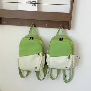 Mochila tres en uno verde y beige con bolsillos laterales ajustables con cordón exterior