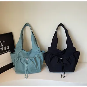Detail von Nylon-Einkaufstaschen mit Kordelzugtasche in Hellblau und Schwarz