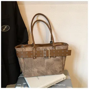 Detail der Vintage-Tragetasche in Braun mit Gürtelriemen und Metall-Ösen-Dekor