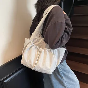 Minimalistische beige Nylon-Einkaufstasche mit großem Fassungsvermögen und Kordelzug
