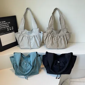 Minimalistische Nylon-Tragetaschen mit Kordelzug und Seitentaschen in vier Trendfarben