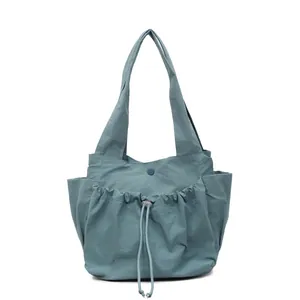 Minimalistische hellblaue Nylon-Einkaufstasche mit Kordelzug und großem Fassungsvermögen