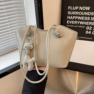 Damen Einfache PU Leder Einkaufstasche Modische Schultertasche Mit Tieranhänger Lässige Pendler Handtasche Mit Großer Kapazität