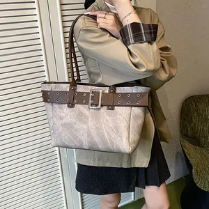 Große Shopper-Tasche mit Marmortextur und braunem Lederriemen für Damen im Freizeit-Look