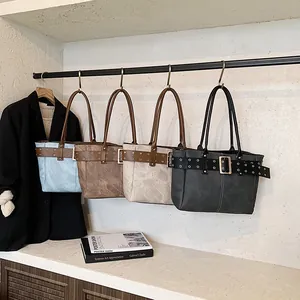 Große Shopper-Taschen in vier Farben mit Vintage-Struktur und Gürtel-Ösen-Details