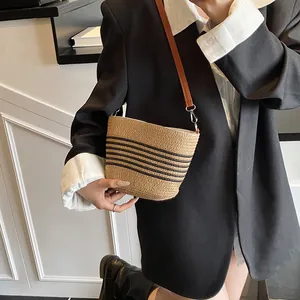 Sac à bandoulière en paille rayée de style japonais pour la plage et les loisirs