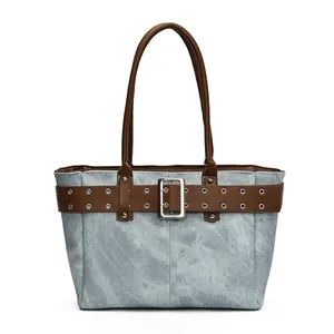Blaue strukturierte große Shopper-Tasche mit braunen Ledergriffen und Y2K-Gürtelschnalle