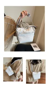 Dettaglio della borsa a tracolla in nylon grigio chiaro con tracolla larga e tasca