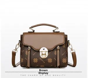 Détail du sac à main vintage marron avec fermoir rotatif en métal et sangles en cuir
