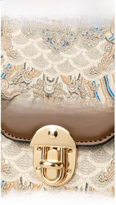 Détails du tissu jacquard de style chinois vintage et fermoir doré sur le sac à bandoulière