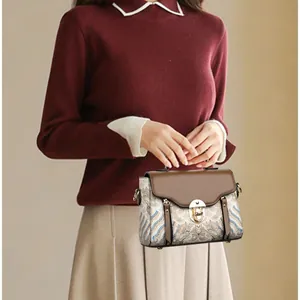 Sac à bandoulière rétro pour femmes avec broderie ethnique et fermoir en métal doré chic