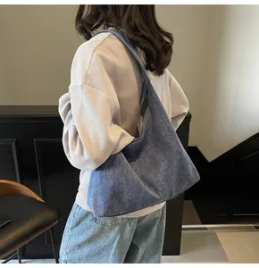 Detailansicht der gewaschenen Denim-Tasche mit großem Fassungsvermögen und Retro-Stil