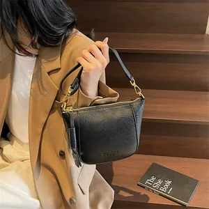 Elegante schwarze Satteltasche für Damen aus Kunstleder mit goldenem Reißverschluss-Detail