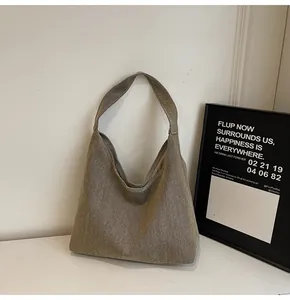 Detail der khakifarbenen Hobo-Tasche aus Segeltuch mit breitem Schultergurt und Textur