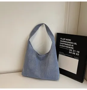 Detailansicht der großen Denim-Einkaufstasche aus hellblauem gewaschenem Stoff