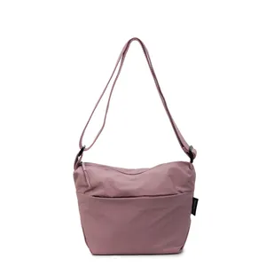 Borsa a tracolla minimalista in nylon rosa scuro con tracolla regolabile e tasca