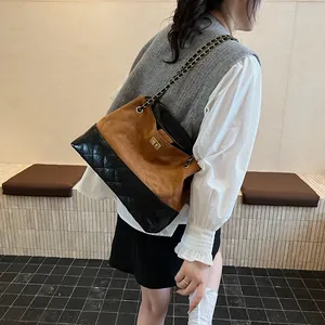 Quilted tote bag with chain strap in brown suede and black leather patchwork