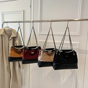 Chic quilted chain tote bag in four classic colors with elegant gold-tone hardware