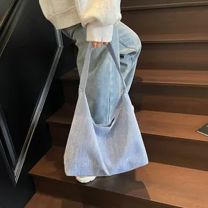 Große hellblaue Denim-Tragetasche mit strukturierter Oberfläche für den Alltag