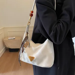Borsa hobo bianca retrò con perla d'ambra e dettaglio logo triangolare dorato