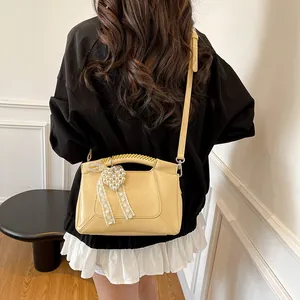 Minimalistische hellgelbe Beuteltasche mit Herzanhänger und Schleife für Damen