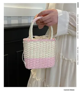 Detail van roze geweven crossbodytas met ruitjespatroon en voering met trekkoord