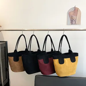 Grand sac cabas minimaliste en quatre couleurs mates avec poignées noires contrastées