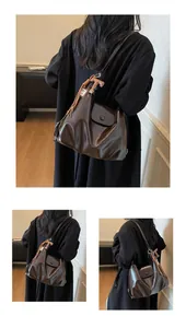 Détail du sac à bandoulière rétro marron foncé avec texture PU brillante et gland