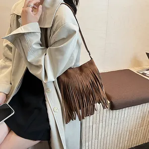 Sac seau en daim marron avec franges élégantes et bandoulière fine pour femme