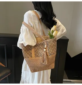 Détail du sac cabas en paille tissé à la main avec maille et pompon en perles de bois