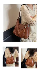 Sac fourre-tout hobo en cuir marron avec fermeture à rabat et détail pompon