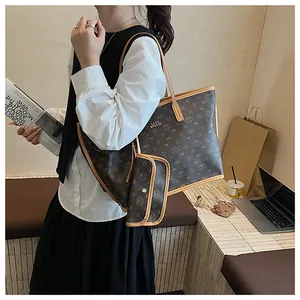 Set borse tre pezzi con borsa tote stampa vintage e tracolla larga alla moda