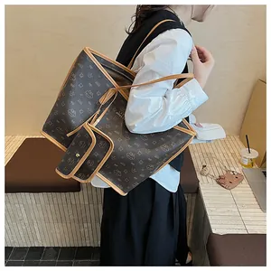 Vista dettagliata della borsa tote marrone scuro stampata con piccola borsa abbinata