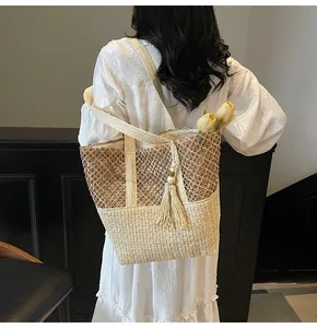 Détail du sac cabas en paille tissé main avec pompon et bandoulière large
