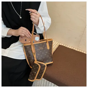 Vista dettagliata dello spazioso interno della borsa tote stampata marrone con una pochette