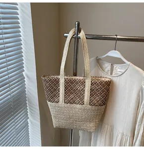 Détail du tissage bicolore contrasté et de la bandoulière solide de ce grand sac cabas en paille
