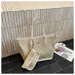 Dettaglio della borsa tote beige monogramma con motivo Lazy Breeze e pochette abbinata