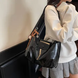 Sac Hobo brillant noir pour femme avec fermeture à rabat et pendentif décoratif tendance