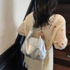 Sac à dos plissé argenté métallique pour femmes montrant un style de porté dos