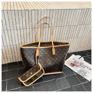 Dettaglio borsa a tracolla vintage con motivi a fiocco e ampia tracolla regolabile