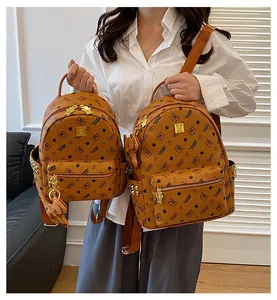 Détail d'un sac à dos en similicuir marron avec ours imprimés et rivets dorés