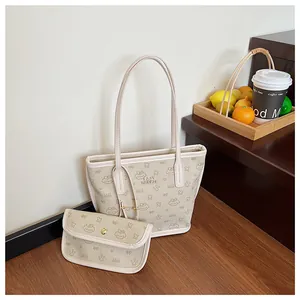 Dettaglio della borsa tote vintage e della pochette con stampe su piano in legno