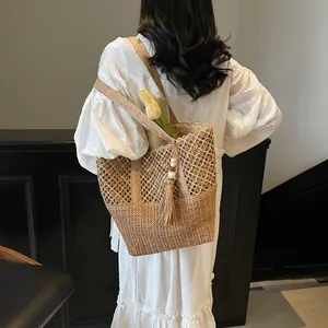 Grand sac cabas en paille tissé à la main avec pompon et tulipe pour les vacances