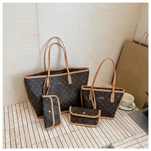 Dettaglio di un set da 4 pezzi di borse vintage stampate con tote bag e portafogli